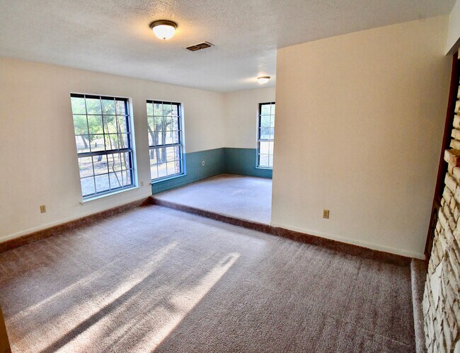 Building Photo - Gorgeous 4 Bedroom 2 Bathroom Kempner Home!