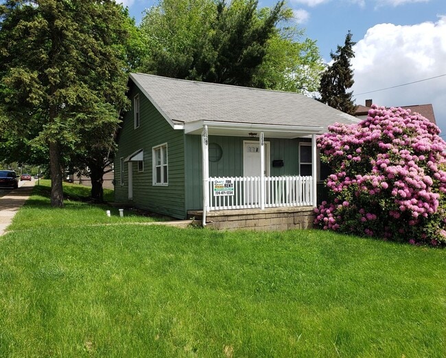 Primary Photo - 4-5 bedroom home located on Oakland Ave, o...