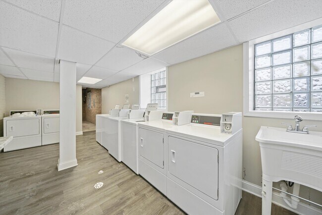 Building Photo - 1919A Grove Ave-35