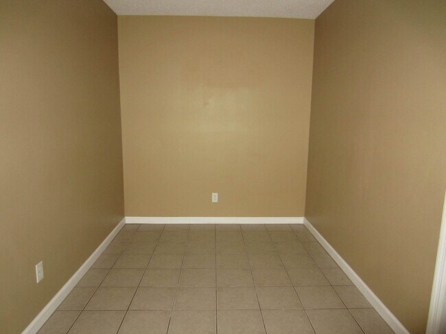 Building Photo - 2Bed/1Bath Apartment!