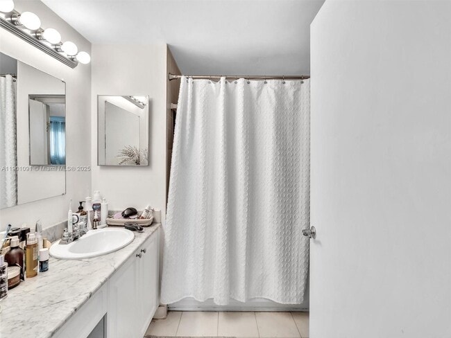 Building Photo - 6422 Collins Ave