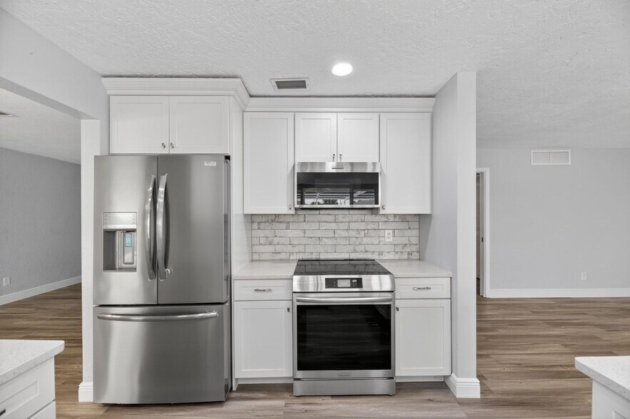 Building Photo - 6305 Cottonwood Ln