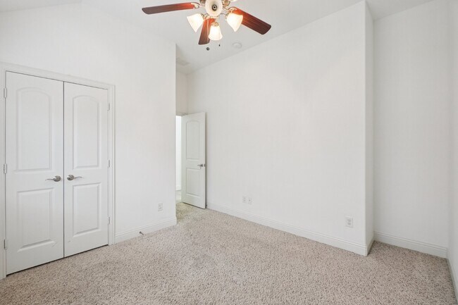 Building Photo - 1616 Downing Dr