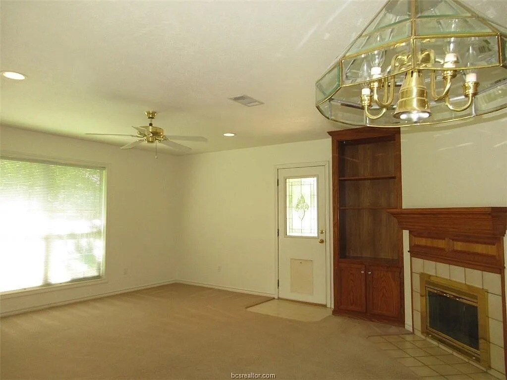 Building Photo - 704 Aster Dr
