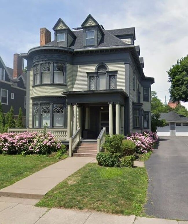 Building Photo - 15 Strathallan Park