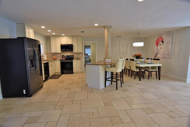 Building Photo - 2226 Siesta Dr