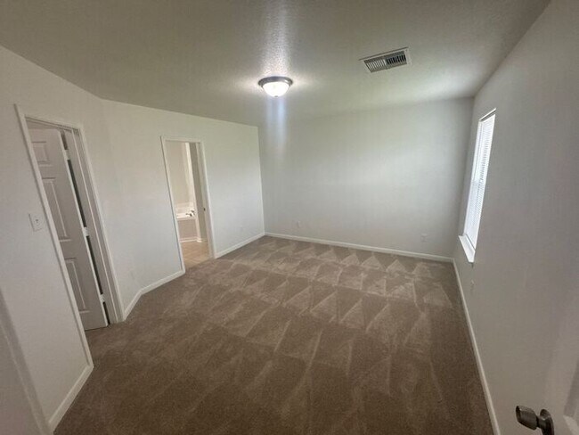 Building Photo - Spacious Hockley Home with Attached 2-Car ...