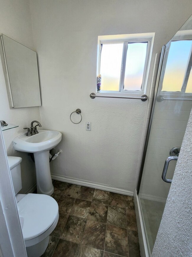 Building Photo - Spacious North Hollywood Home with Guest S...