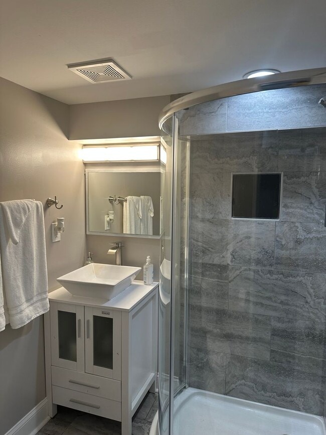 Building Photo - Fully Furnished! Spacious Rooms! Modern De...