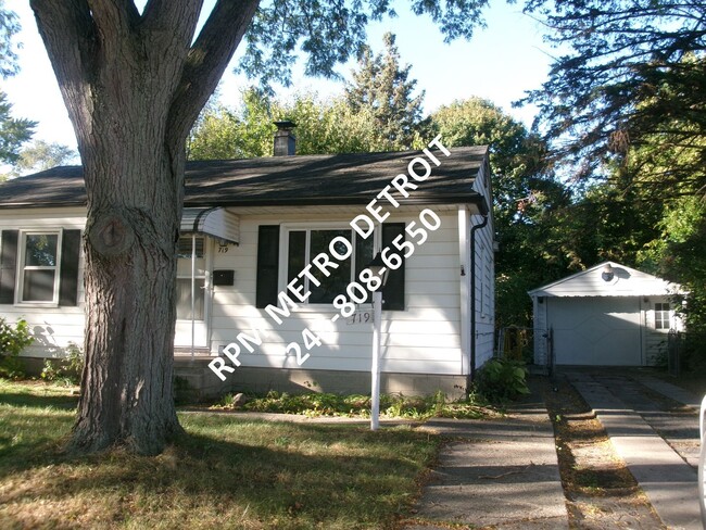 Building Photo - Two Bedroom Home in Royal Oak