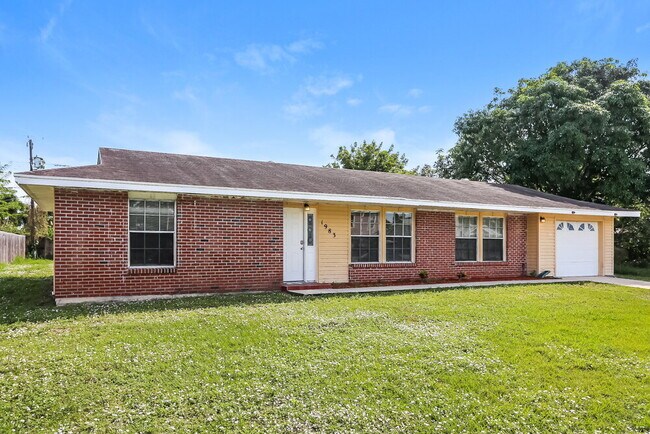 Building Photo - 1983 SE Floresta Dr