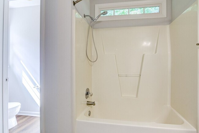 Building Photo - Charming 3 Bedroom Home