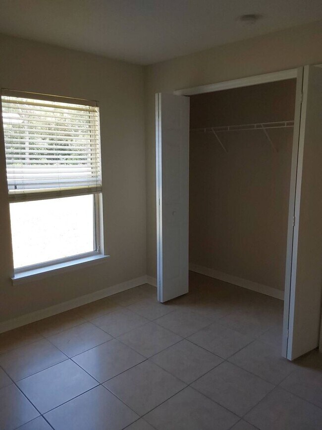 Building Photo - Beautiful 4-Bedroom, 2-Bath Home with 2-Ca...
