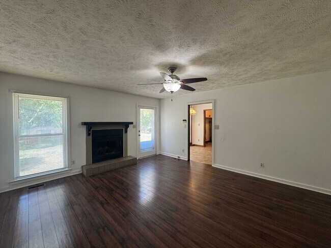 Building Photo - Cute 3 Bedroom Ranch with Large Yard