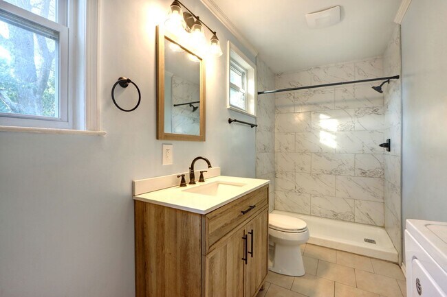 Building Photo - 4 Bedroom house---walk to Forsyth in 15 minutes