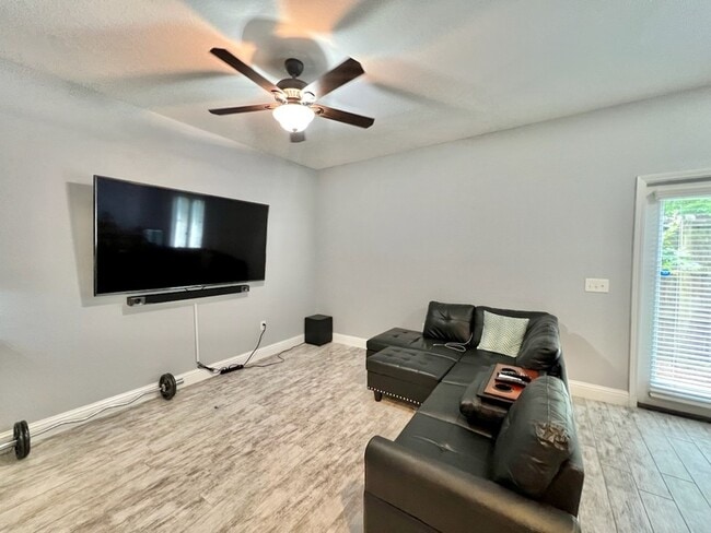 Building Photo - 2100 Pomegranate Ct