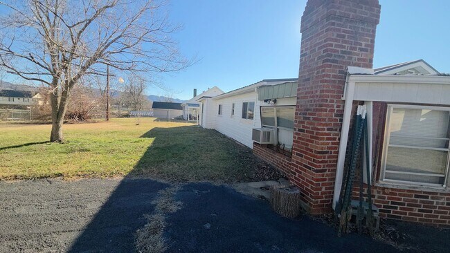 Building Photo - 3bedroom 1bath Ranch style home on level lot one story