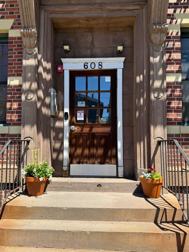 Building Photo - 608 Bramhall Ave