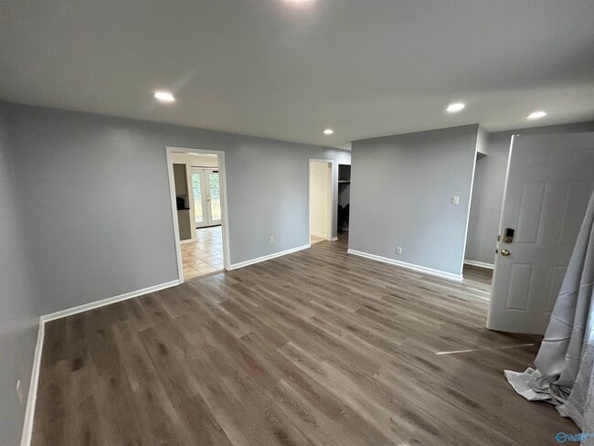 Building Photo - 6202 Valley Park Dr NW