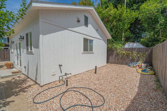 Building Photo - Beautifully Remodeled Home Move-In Ready!