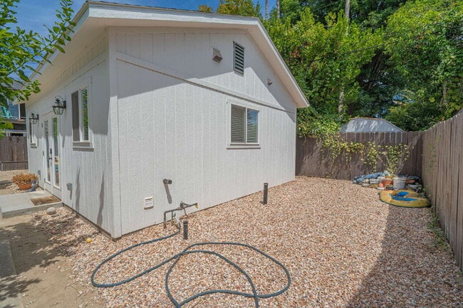 Building Photo - Studio ADU – Private Yard & Modern Finishes!