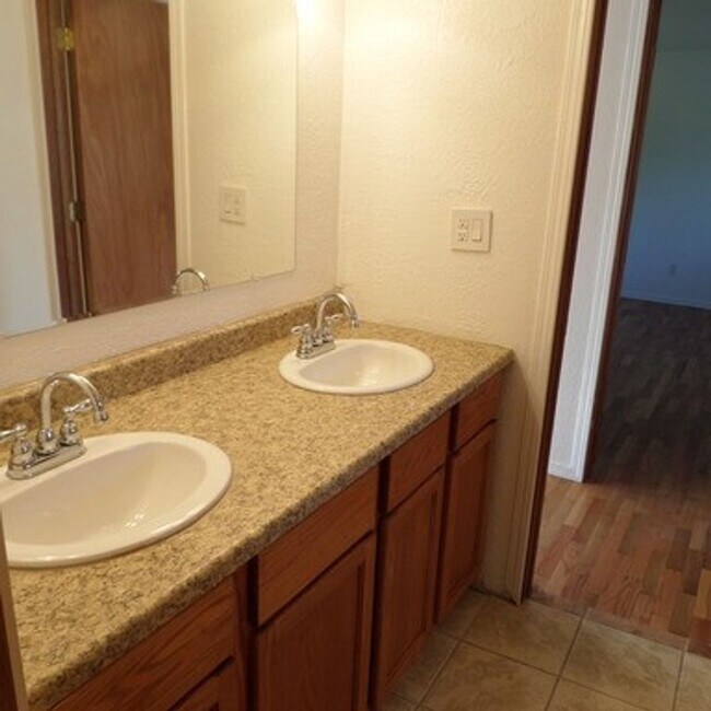 Building Photo - Super Cute & Charming 2-Bedroom Des Moines Home With Giant Fenced Yard!!
