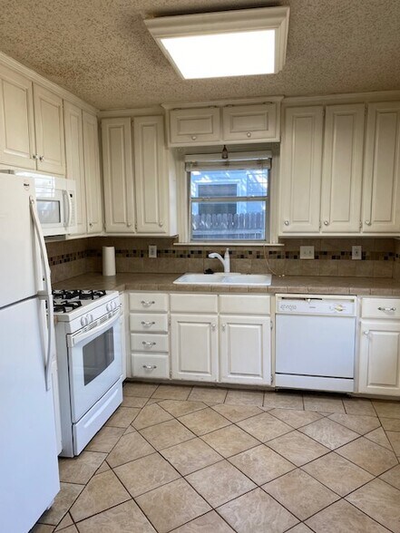 Building Photo - 3828 Collinwood Ave