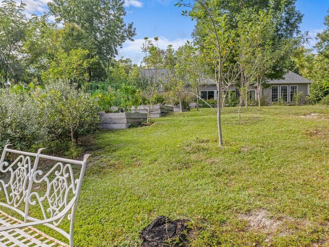 Building Photo - Beauty by the Water!