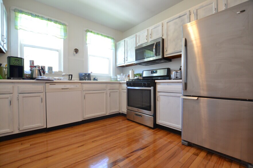 Building Photo - 77 Hunnewell Ave