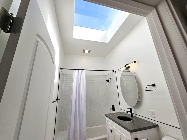 Building Photo - 2711 W 60th St