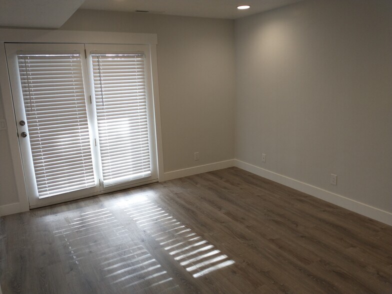 Building Photo - 275 S Valley View Dr