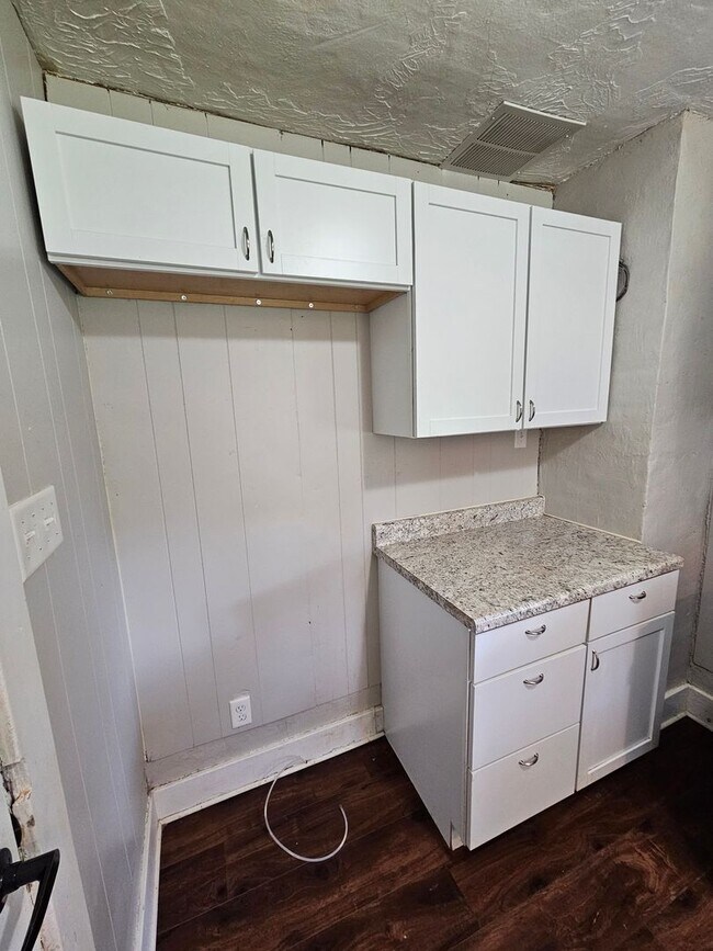 Building Photo - 2 bedroom | 1 Bathroom Home | Pets Welcome!