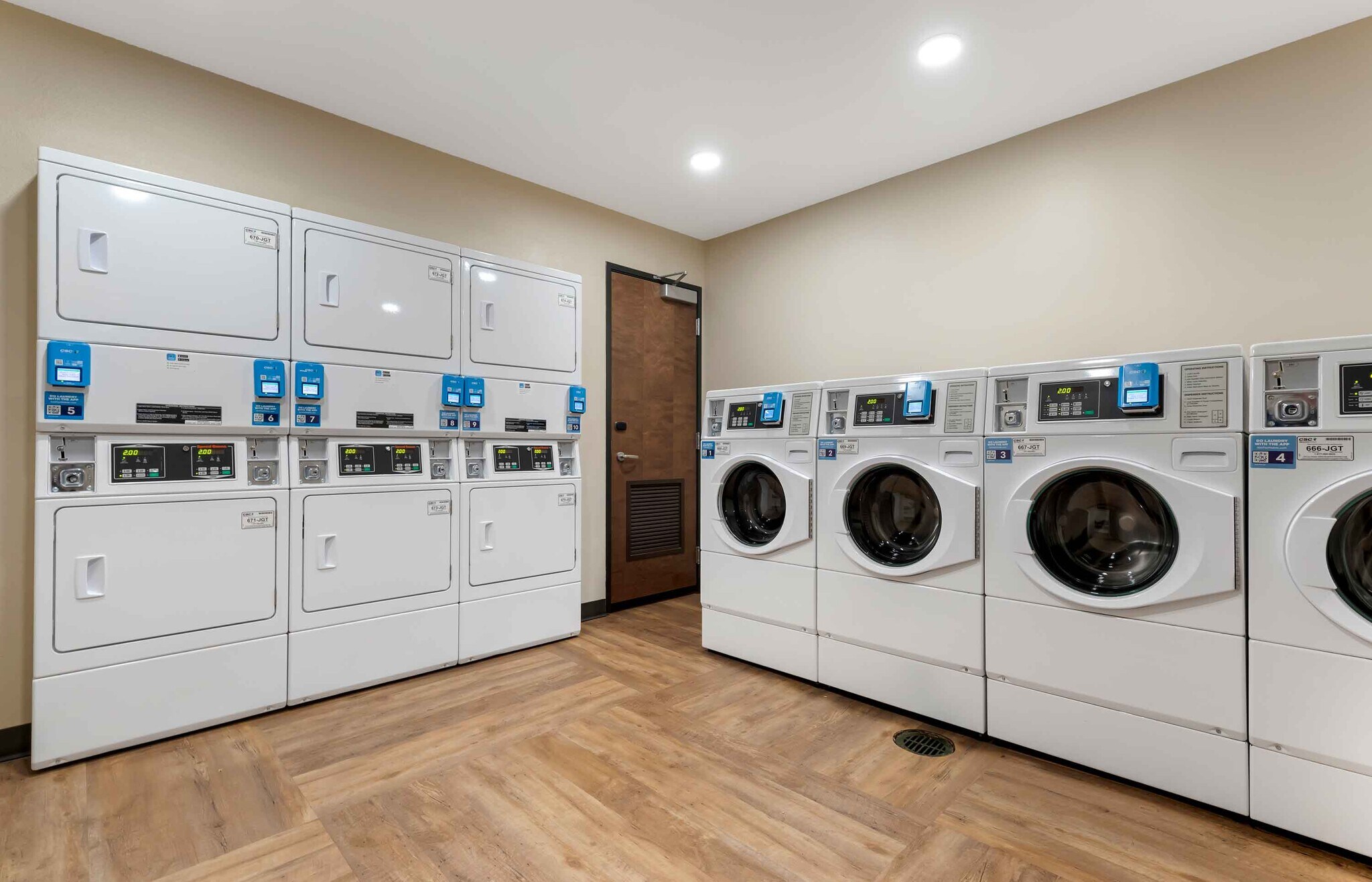 Building Photo - Furnished Studio-Phoenix - Chandler - Airport