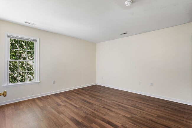 Building Photo - BEAUTIFUL 5 BEDROOM HOME IN HAMPTON PARK