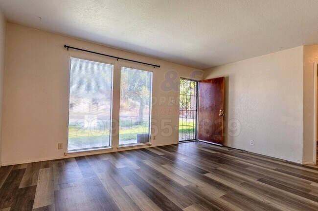 Building Photo - 302 Lovell Way