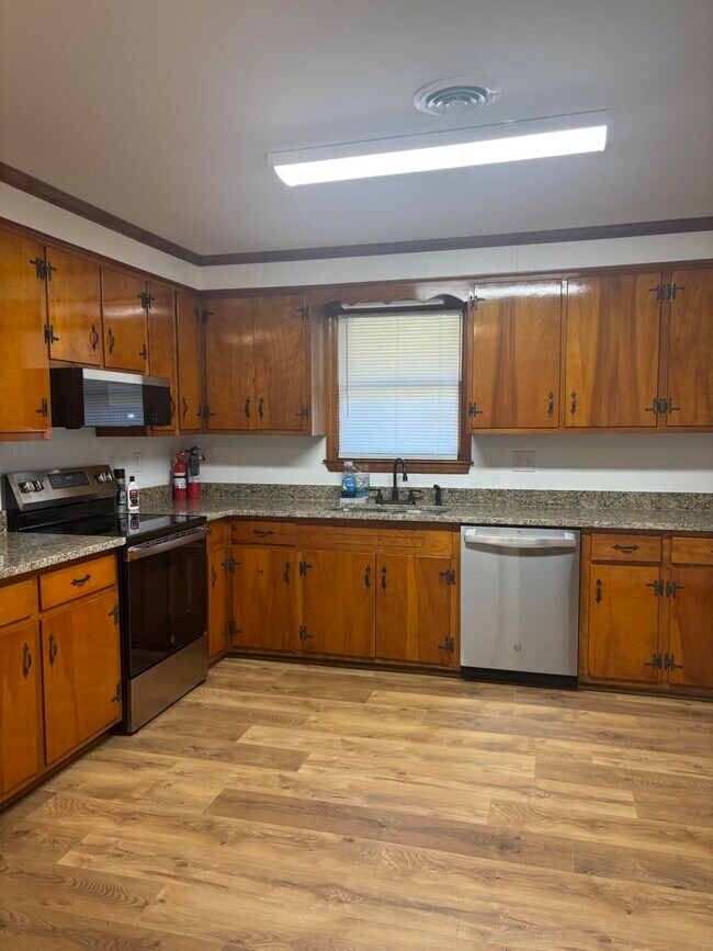 Building Photo - 855 Whatley St