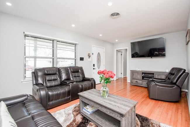 Building Photo - 6817 Hendon Ln