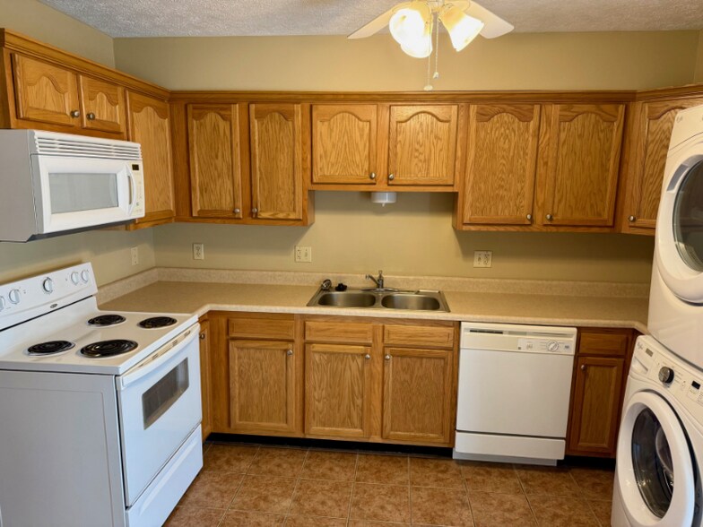 Building Photo - 1616 Spring Valley Dr