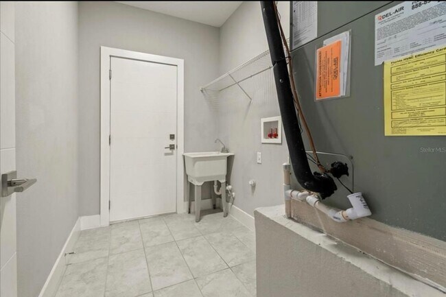 Building Photo - 5 Bedroom Single Family Home in Deltona