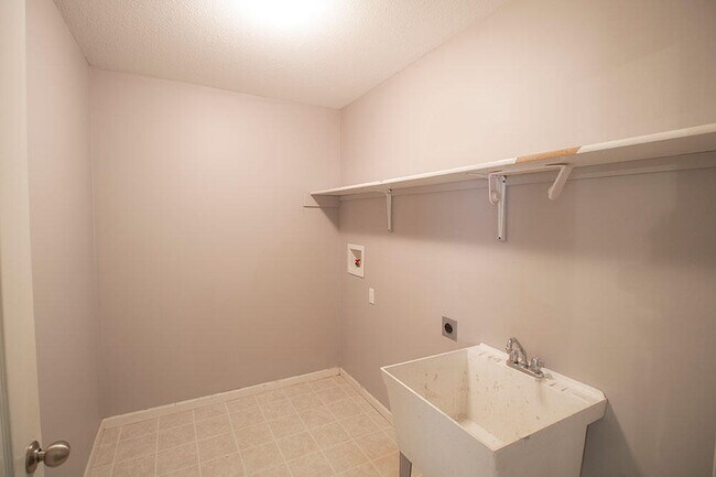 Building Photo - 208 Jackal Dr