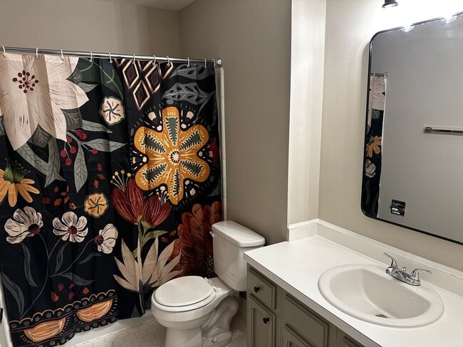 Building Photo - NOW AVAILABLE! Luxurious Town home in Nort...