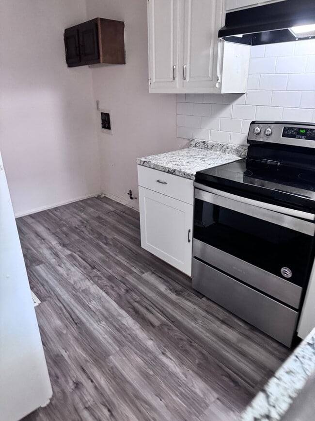 Building Photo - 2 Bedroom 1 Bath Duplex