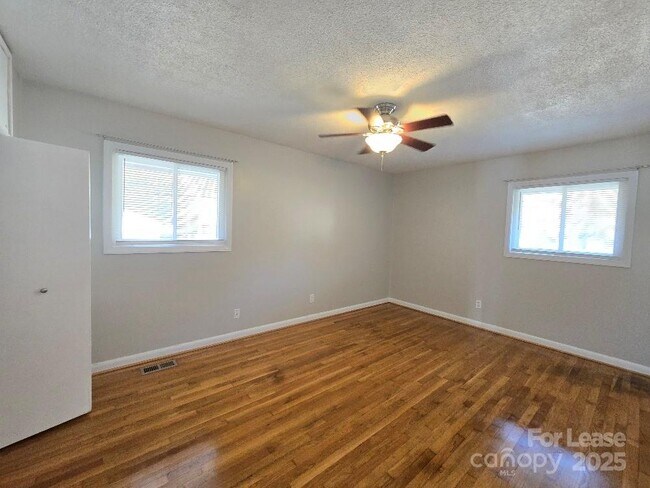 Building Photo - 910 Holly Dr