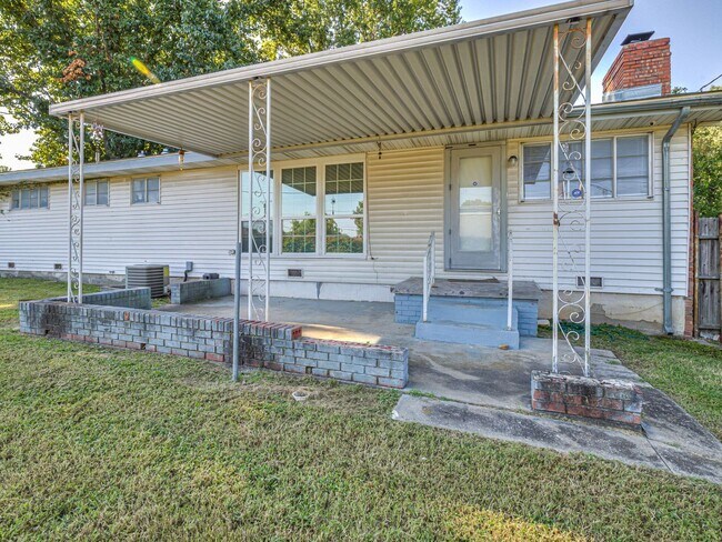 Building Photo - Move in special / First months rent is $800