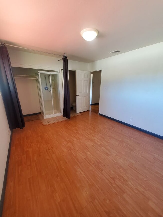 Building Photo - Single story 3/2 w/ large "extra" room & l...