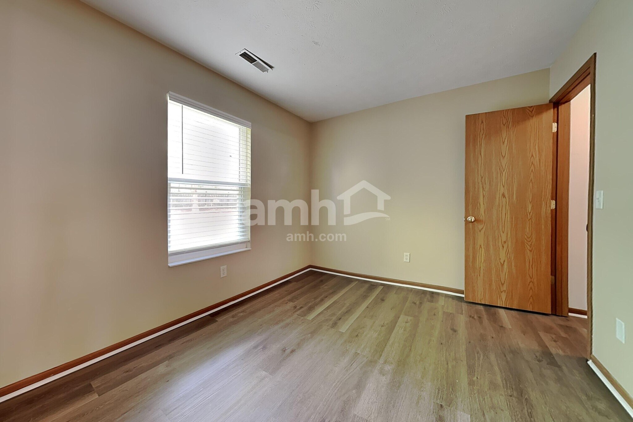 Building Photo - 1344 Crescent Ct