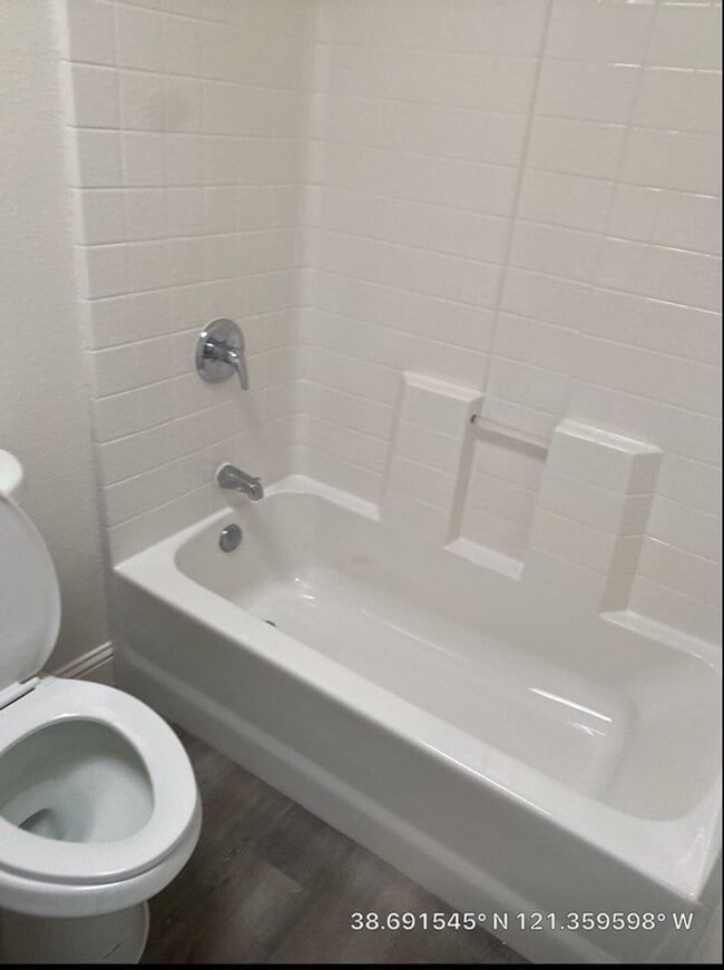 Building Photo - 4 Bed/3 Bath w/Loft.  HURRY won't Last Lon...