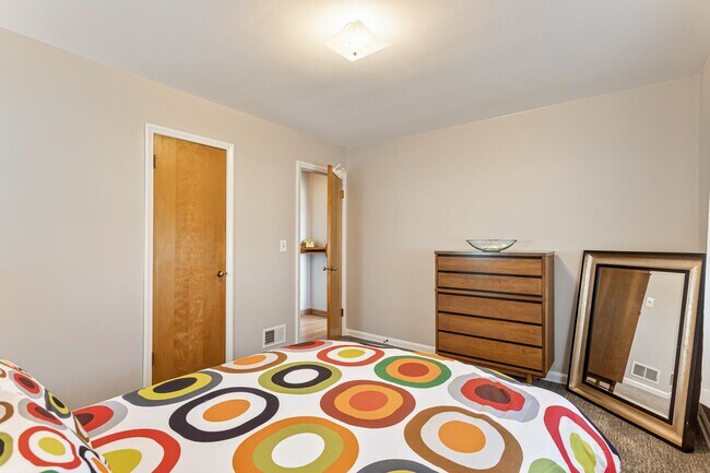 Building Photo - Beautiful Home In Underwood Park Neighborhood