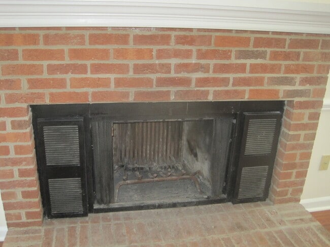 Building Photo - 111 Charter Oaks Cir