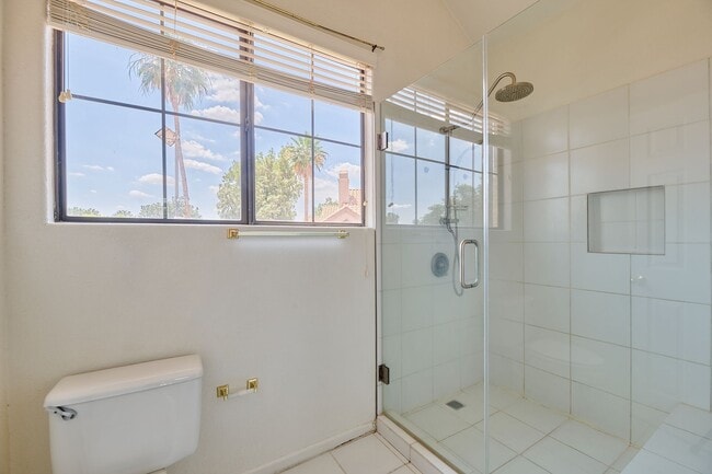 Building Photo - 2 Bed / 2 Bath Condo with Garage in Centra...